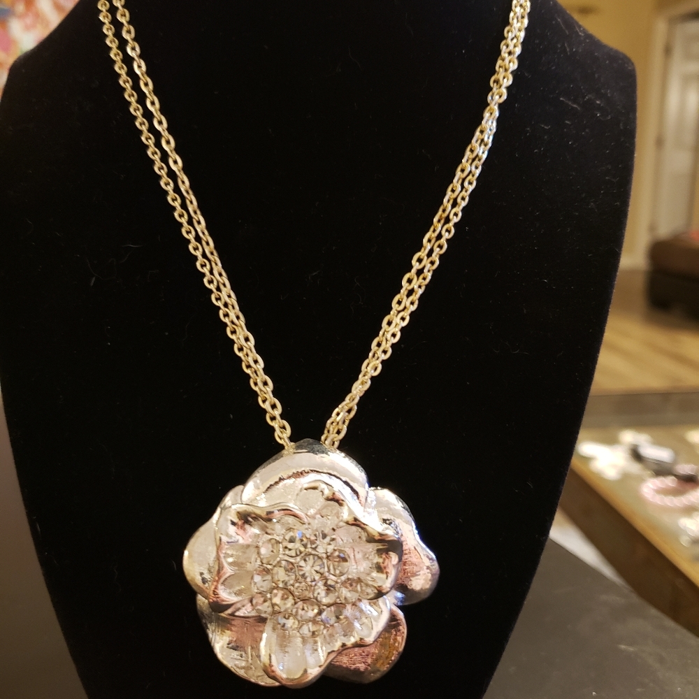 🔥3/$20 Silver & Rhinestone Flower Necklace